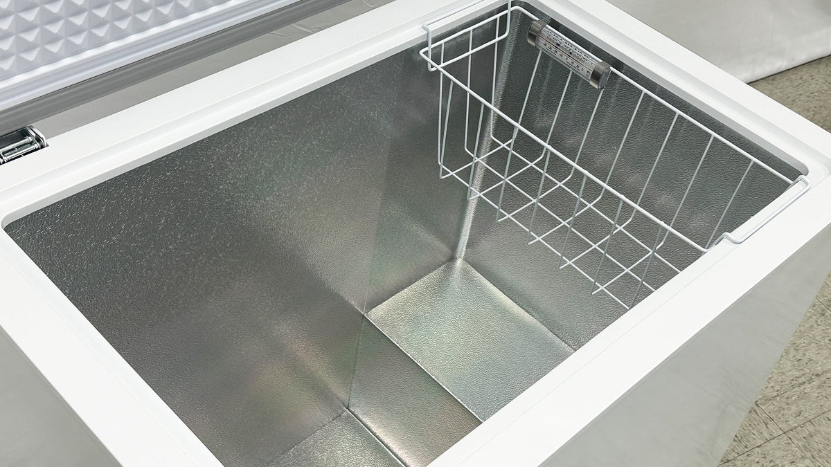 Solid Top Chest Commercial Freezer 7.2 Cu. ft. D84251